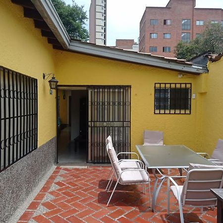 Yellow House Hostel Medellín Eksteriør billede