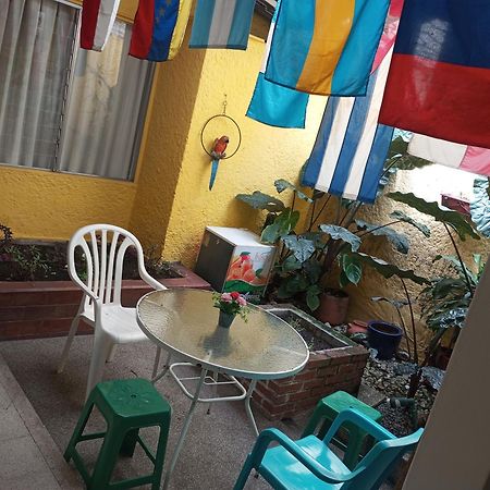 Yellow House Hostel Medellín Eksteriør billede