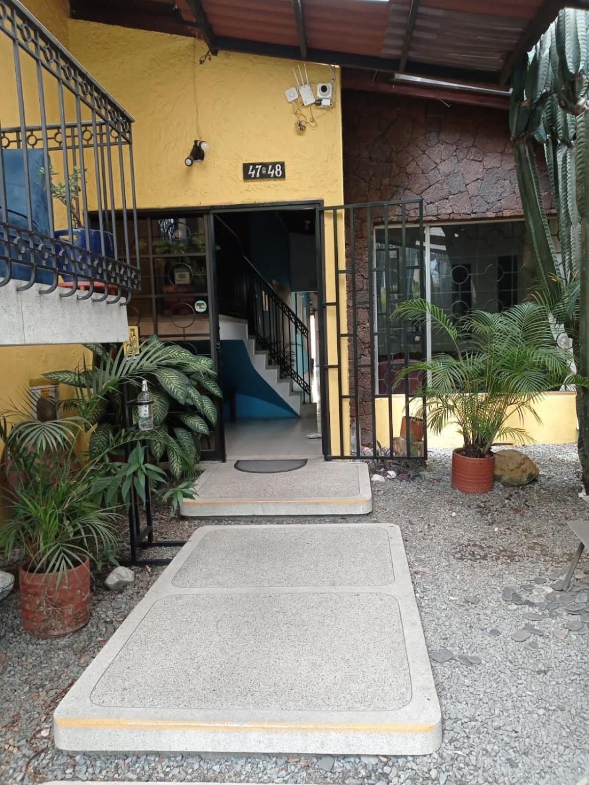 Yellow House Hostel Medellín Eksteriør billede