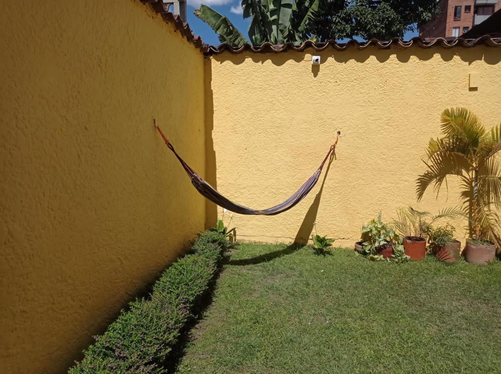 Yellow House Hostel Medellín Eksteriør billede