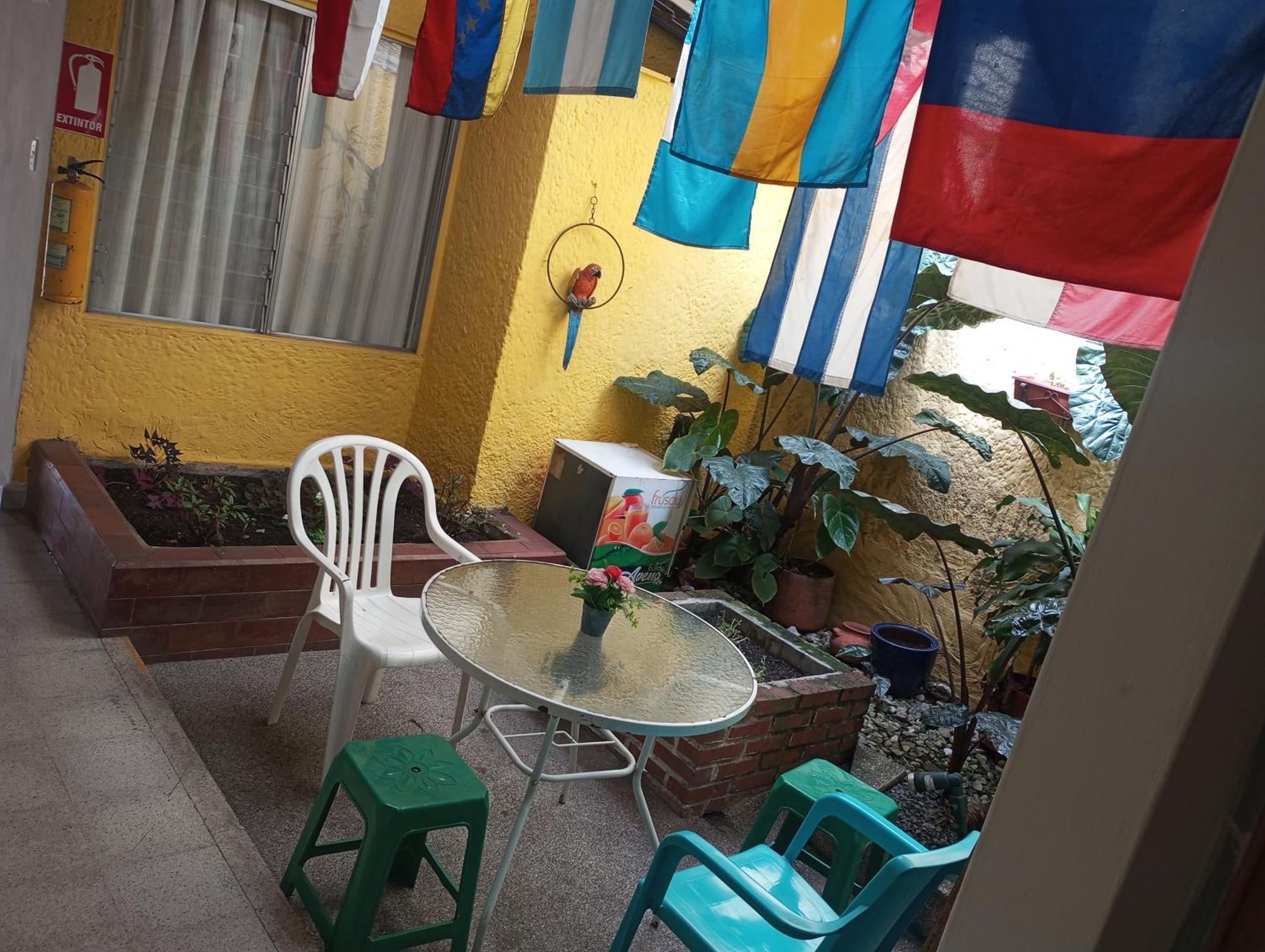 Yellow House Hostel Medellín Eksteriør billede