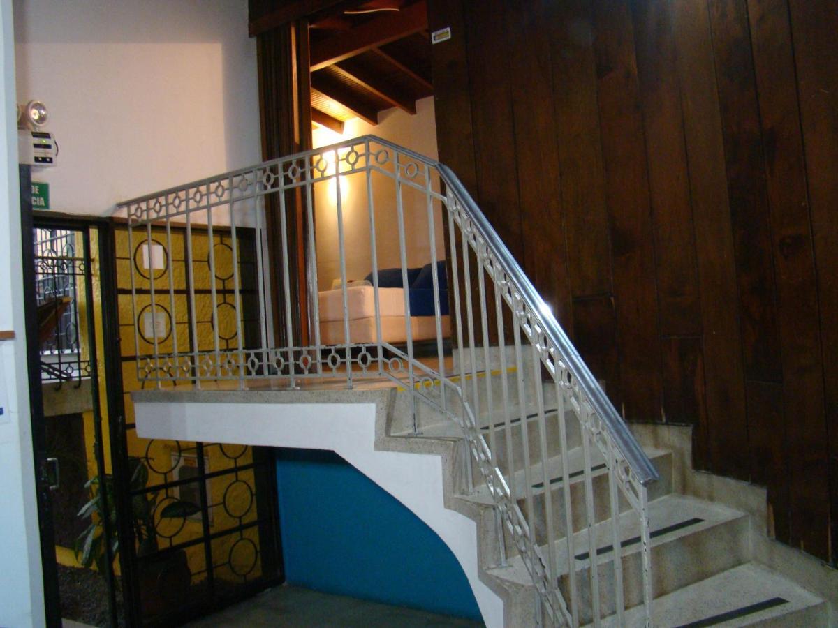 Yellow House Hostel Medellín Eksteriør billede