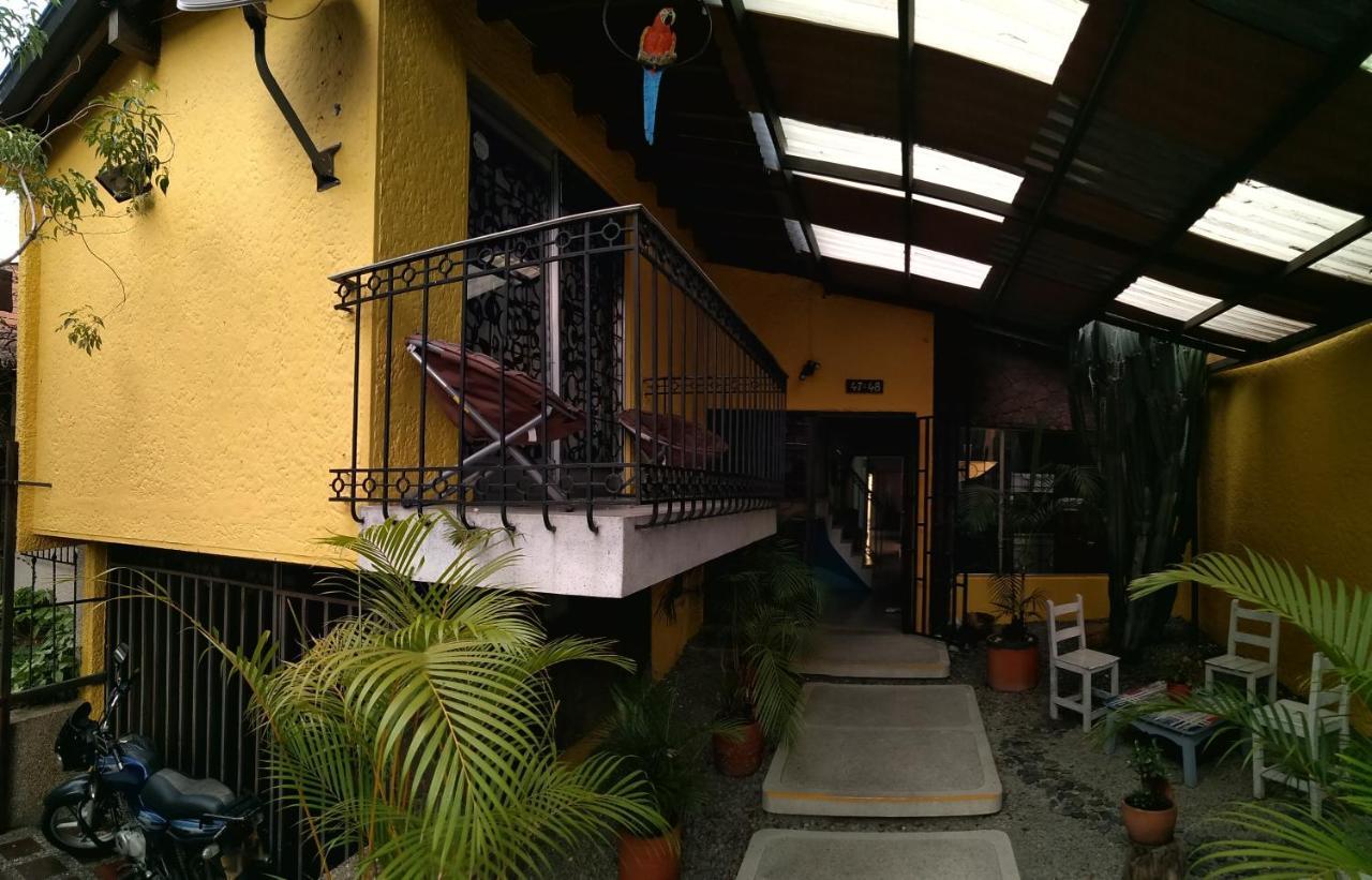 Yellow House Hostel Medellín Eksteriør billede