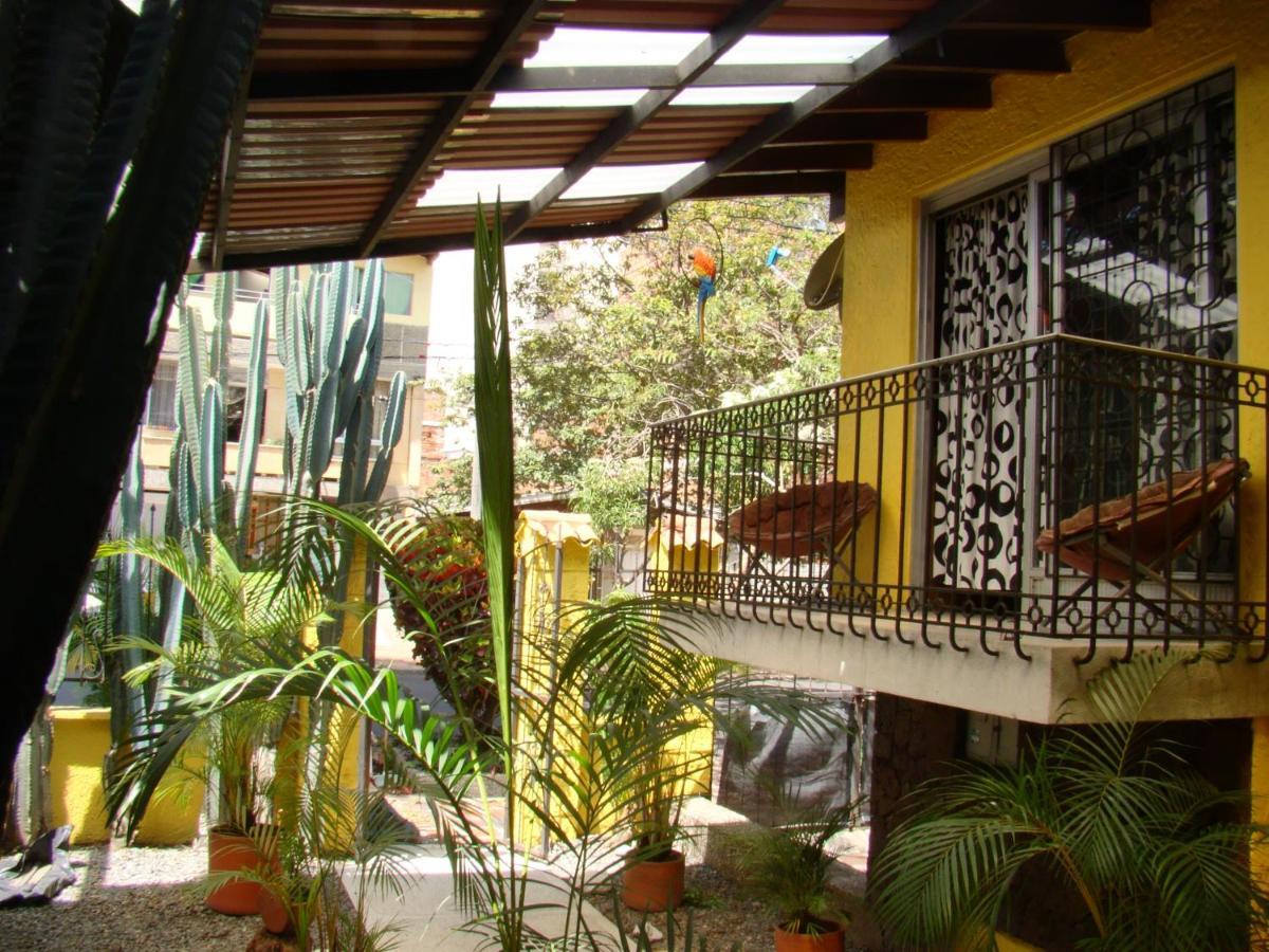 Yellow House Hostel Medellín Eksteriør billede